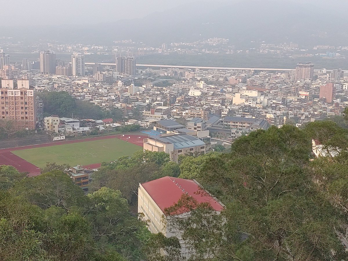 Zhudong Forest Park 竹東森林公園 offers an easy ridge trail that commands a superb view over the Hakk town, which began its modern life by using rich resources in timber, coal, limestone, and natural gas and now drew migrants for blooming hi-tech industries.