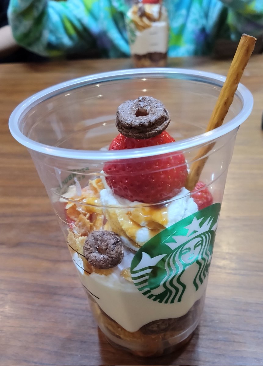 お昼ご飯を食べすぎたわが家の夕飯はあまおうパフェでした🍓