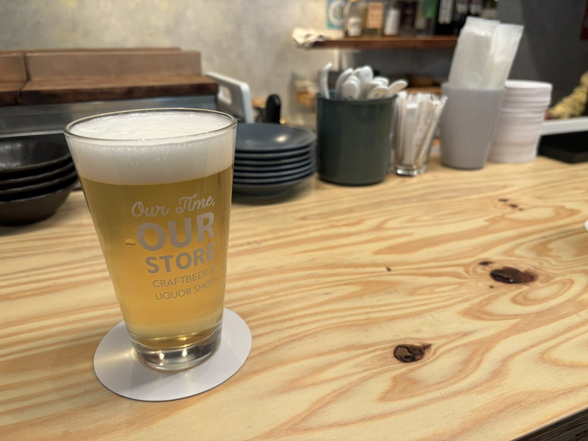 cobatarou_005's tweet photo. 今夜は角打ちで八ヶ岳ブルワリーさんの清里ラガーで乾杯🍻
おでんに山椒を添えてラガーだとよく合います。お土産はinkhorn brewingさんのBUNCHOと京都醸造さんの毬子の新レシピを2本づつ購入👍
#ourstore https://t.co/Cgqv3n2aDE