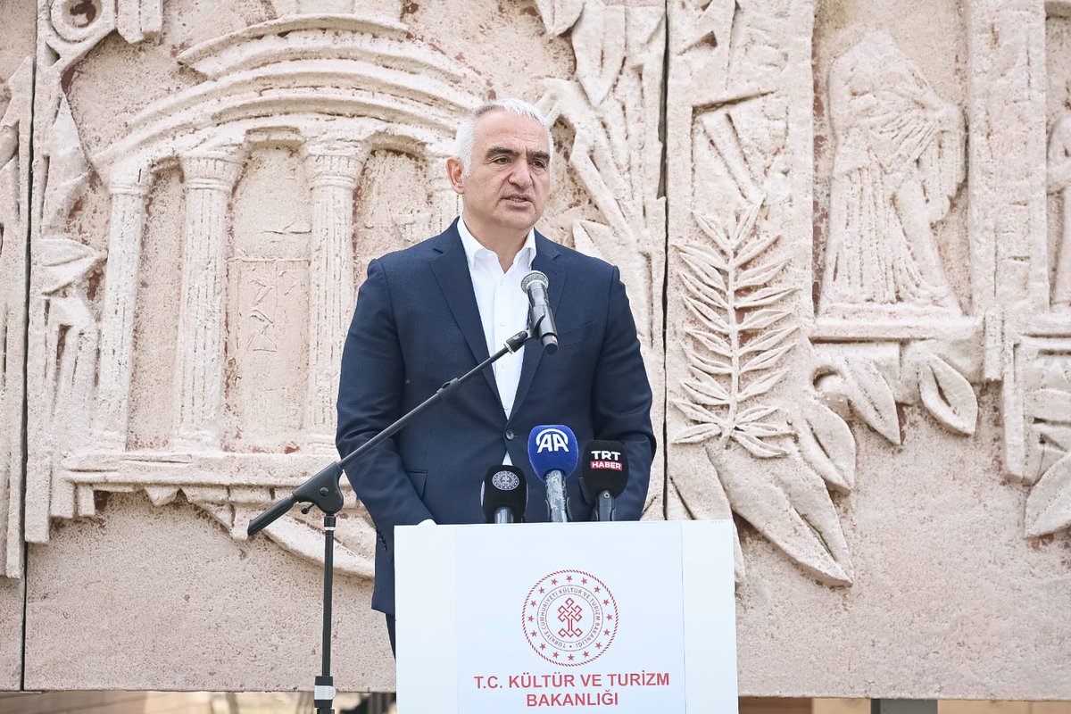 MehmetNuriErsoy's tweet photo. Sadece ülkemizin değil dünyanın en güzel şehirlerinden biri olan göz bebeğimiz Antalya’mıza yeni eserler kazandırmanın gayretiyle oldukça yoğun çalışıyoruz.

Dün açılışını gerçekleştirdiğimiz Olympos Ören Yeri Karşılama Merkezi'nden sonra bugün de Side Antik Kenti Ziyaretçi Karşılama Merkezi’ni şehrimize kazandırmanın gururunu yaşıyoruz.

Merkezimizde otobüs peronlarının üzerine yerleştirilen güneş enerjisi panelleri alanın tüm ihtiyacının yaklaşık 2 katı kadar elektrik enerjisi üretecek.

Ayrıca ıslak hacimlerde kullanılan suların geri kazandırılması için biyolojik atık arıtma sistemi ile günlük 75 ton kapasiteli arıtılan sular çevre sulama sisteminde kullanılacak.

Kültür ve Turizm Bakanlığı olarak Antalya'nın dünya turizminden daha yüksek oranda pay alabilmesi için gece gündüz demeden bu güzel şehre hizmet ediyoruz.

Antalya'da turizmle bağlantılı olarak bir kültürel miras koridoru oluşturmak için de ayrıca bir çalışma yapıyoruz.

Gazipaşa’dan Kaş’a kadar tüm ören yerlerimizde çok kapsamlı çalışmalara hız verdik. Her noktasında ayrı bir güzellik olan şehrimizde bu hazineleri keşfedip, gün yüzüne çıkarmaya devam edeceğiz.