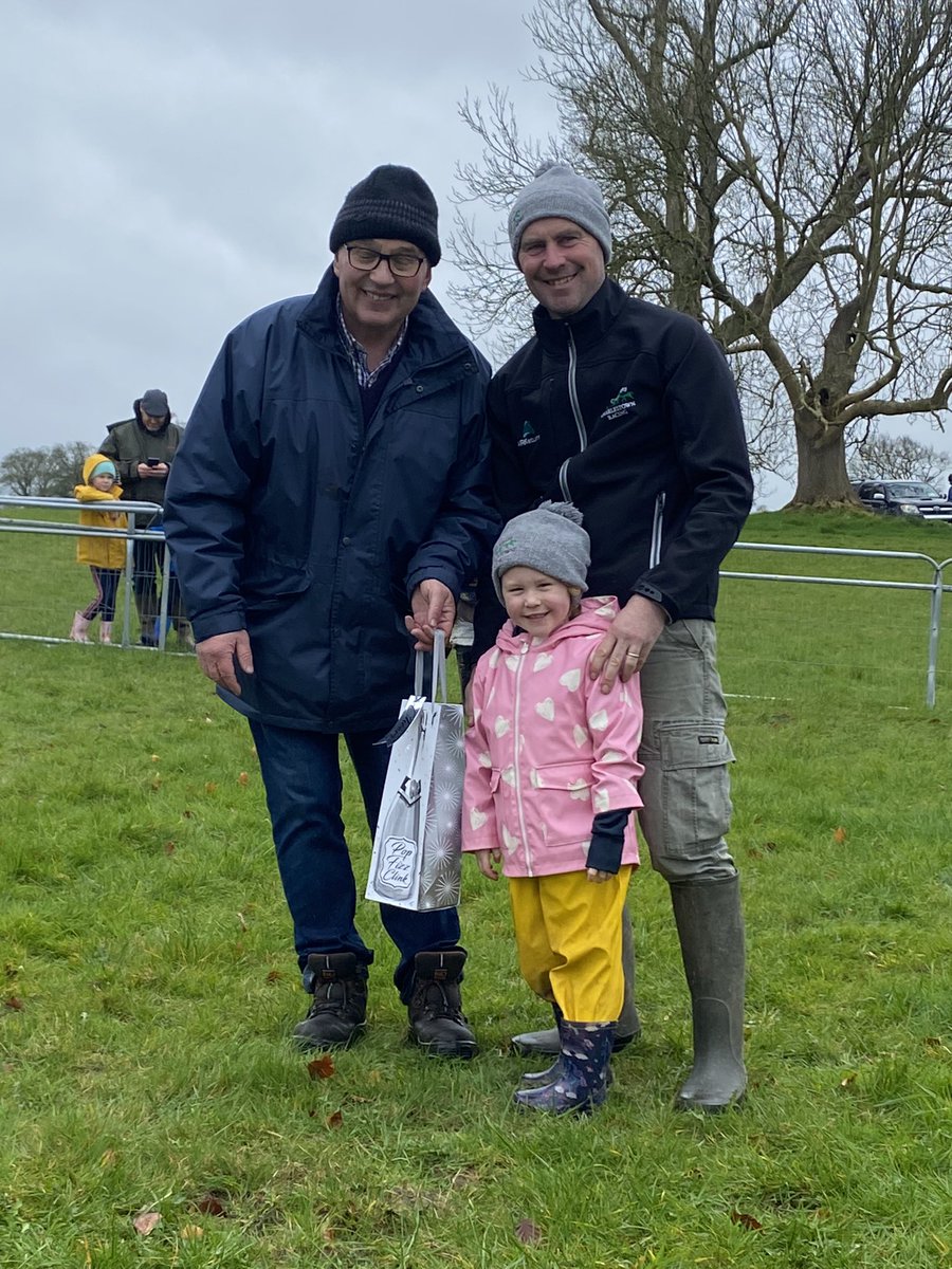 The weather stayed relatively kind yesterday for the Streamstown Harriers P2P at Durrow Races. Congratulations to all the connections of Gillespie Road winning the 4yo Maiden which we were delighted to sponsor. Owner Francis Connolly, handler Paul Power and jockey Barry Stone.