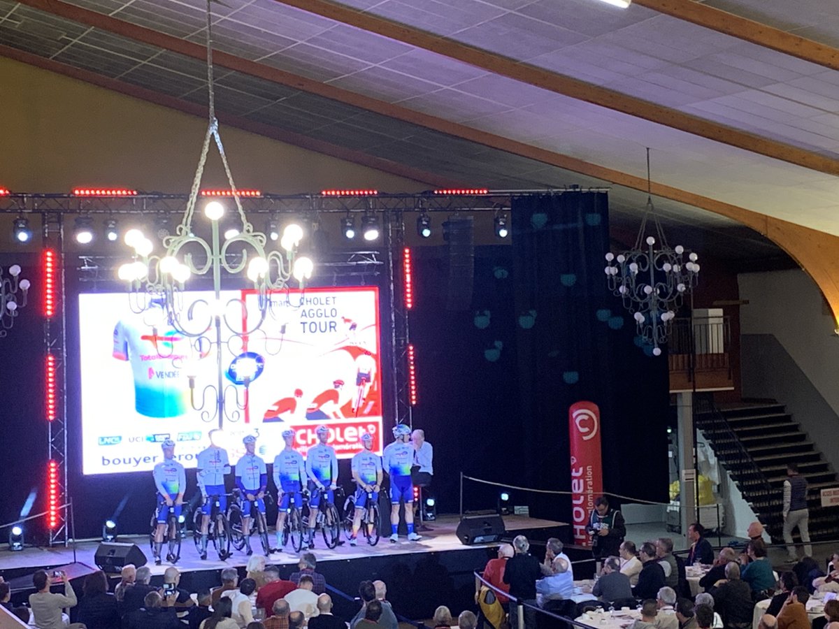 CAGGLOTOUR's tweet photo. Pour terminer cette présentation des équipes, c'est l'équipe @TeamTotalEnrg de @jason_tesson !
#CholetAT24 #coupedefrance #FDJsport #Cyclisme #Cycling https://t.co/8fxgBnQXJQ