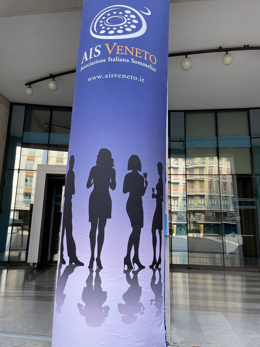bortolinvini's tweet photo. Siamo a Vinetia tasting 2024 in piazza borsa a Treviso la manifestazione organizzata da #aisveneto #VinetiaTasting https://t.co/EE9z99lh9O