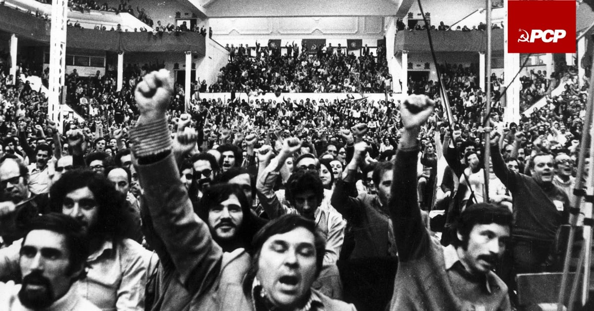 Álvaro Cunhal, 1975: “Nós, os comunistas, não aceitamos o jogo das eleições. (...) Asseguro-lhe que em Portugal não haverá Parlamento.”

Apoiante PCP, 2024: “Se não fosse a luta dos comunistas, não podíamos estar hoje a debater em democracia no Parlamento.”
