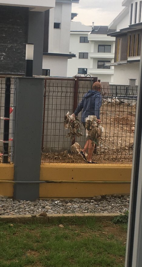 Dışarı atılmış inşaat çöplerini toplayıp geri inşaatın içine atan Norveçli komşu aklınca bize çevrecilik ve vatan sevgisi dersi veriyor. Birazdan Çorumlu sıvacı sırtında küreği kırınca anlarsın buranın Oslo olmadığını.