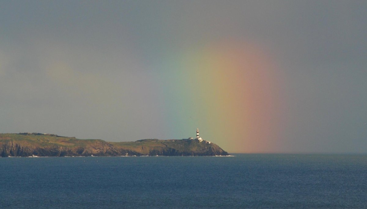 “May everyone find their pot of gold..🌈✨”.  
‘Happy St. Patrick’s Day Everyone.. 🇮🇪🌍💚..’ from the Old Head of #Kinsale Lighthouse & #Courtmacsherry Bay in #WestCork , #Ireland ! ☘️🇮🇪📸🌈💡🏠🌊✨❤️ #LáFeilePádraig #StPatricksDayWeekend #CéadMíleFáilte #SnaG24 #sláinte…