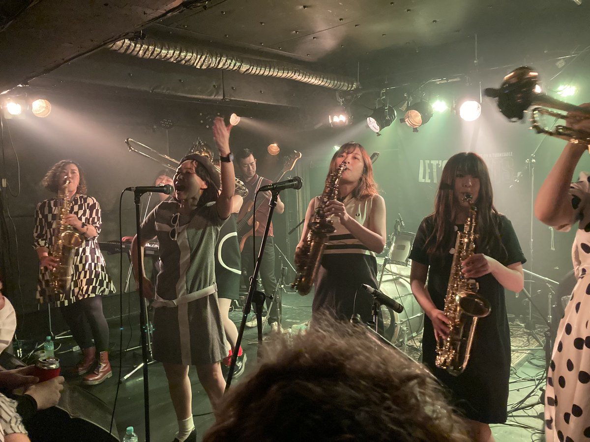 fgv44q's tweet photo. 昨晩はなんと4年半ぶり!自分としては名古屋SKAFES以来のオルトンさん♫ 何度か観れる機会があったのに都合が合わずやっと観れたぁー❗️聴けたぁー‼️最高に良かったぁー❣️
自分の立ち位置が悪くてステージ袖でtpほかメンバーの姿が切れちゃってホントスマン😅
#OLDTONES https://t.co/t4wVhFX91Y