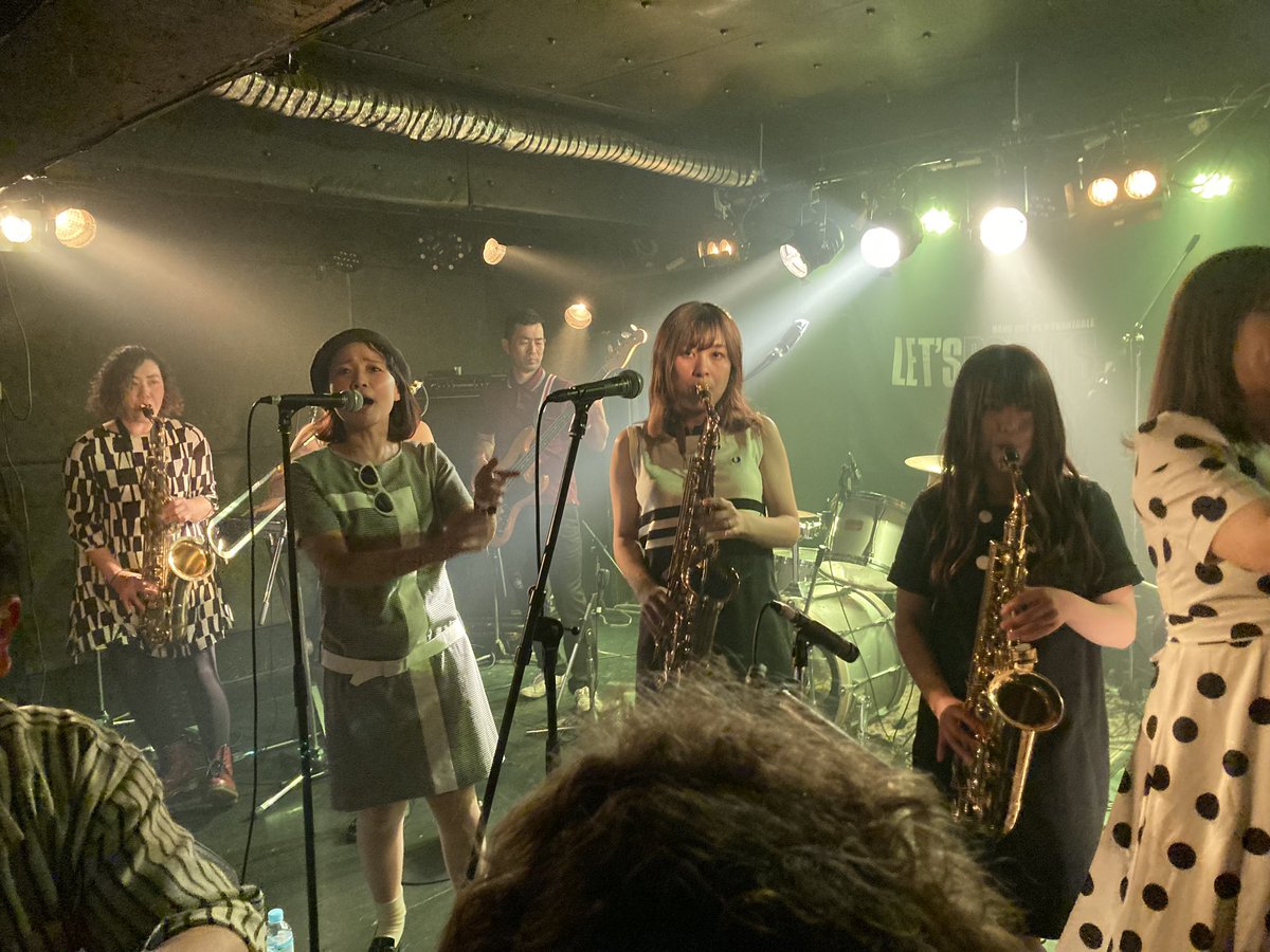 fgv44q's tweet photo. 昨晩はなんと4年半ぶり!自分としては名古屋SKAFES以来のオルトンさん♫ 何度か観れる機会があったのに都合が合わずやっと観れたぁー❗️聴けたぁー‼️最高に良かったぁー❣️
自分の立ち位置が悪くてステージ袖でtpほかメンバーの姿が切れちゃってホントスマン😅
#OLDTONES https://t.co/t4wVhFX91Y