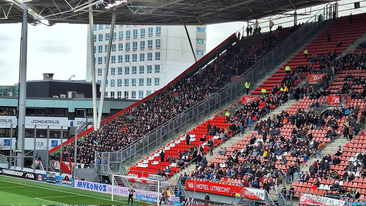Het uitvak in Utrecht zit vanmiddag bomvol. Liefst 1200 Nijmeegse fans reisden NEC achterna. #utrnec