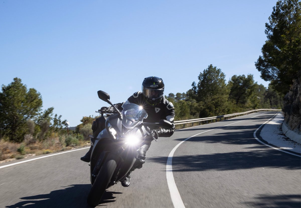 TiberiuTroia's tweet photo. Am testat în Spania noul Triumph Daytona 660, sportiva de fiecare zi.
#Triumph #TriumphRomania #TriumphDaytona #Daytona660 #ForTheRide #Motoboom #PovestiCuMotoare https://t.co/81nOtEp7tA