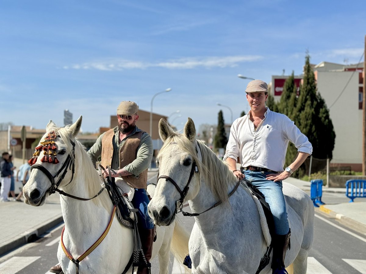 AlbertoTarradas's tweet photo. 🐎 Hoy hemos participado en la #Caballada de Castelló d'Empúries, una romería tradicional muy arraigada en la cultura ampurdanesa.

VOX sempre en defensa de les nostres tradicions.

#Catalunya #Girona #12M https://t.co/AECF3CLY74