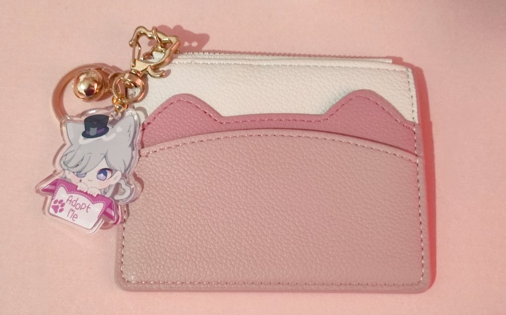 i just got home 😊 i bought a coinpurse bc the zipper of the one i use before broke already and then i put this lyney cat charm i bought before 💕💕 its matching 🤧