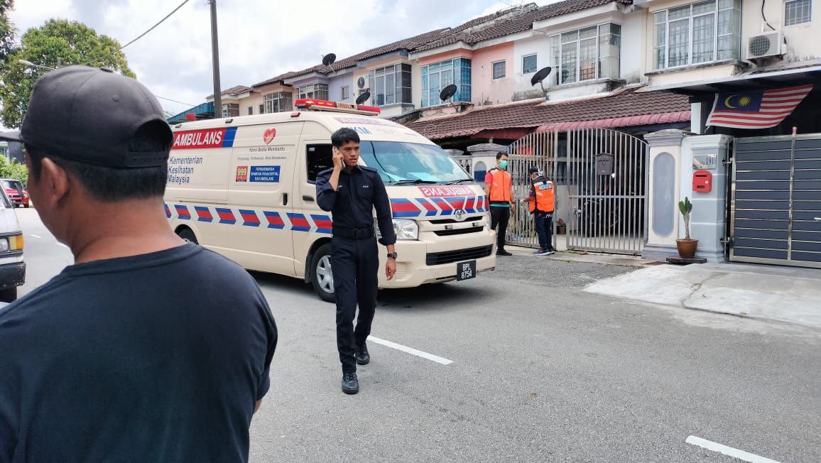 Ibu kelar bayi berubah pendiam sebelum kejadian

Pasir Gudang: Ibu kandung yang mengelar bayi lelaki berusia setahun enam bulan di sebuah kawasan perumahan, di sini, didakwa berubah sikap sejak beberapa hari lalu.

Ahli keluarga mangsa yang enggan dikenali berkata, wanita berusia