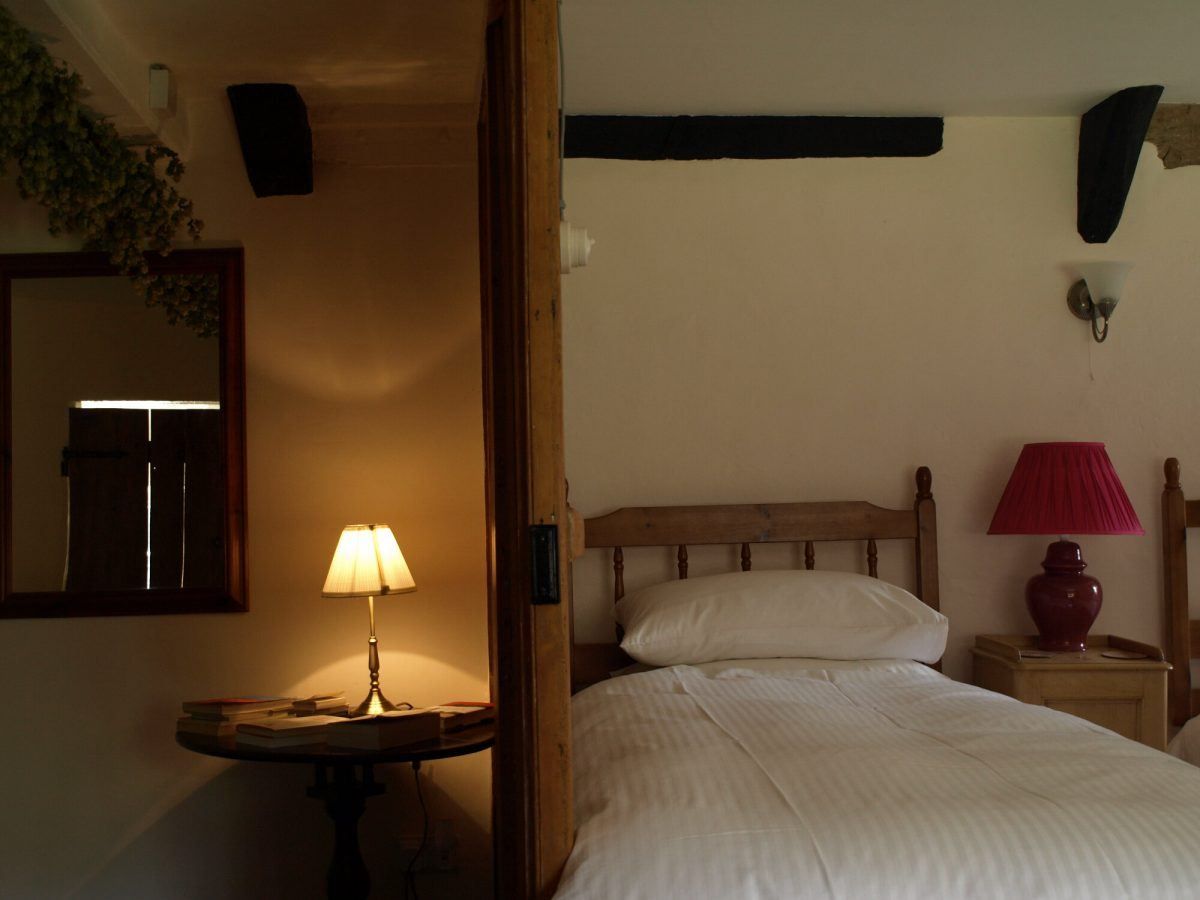 TheHolidayCots's tweet photo. 🏞️🏡 Escape to the tranquillity of Horry Mill! 🌿✨

📅 This delightful cottage has availability across the Easter Holidays! 🐰

🛏️ Sleeps 1-4
https://t.co/SCzjwjAhAD ]

#HorryMill #Availability #Easter #Getaway #Tranquillity #Retreat #Nature #Escape #Discover #Devon https://t.co/czoqfevrhB
