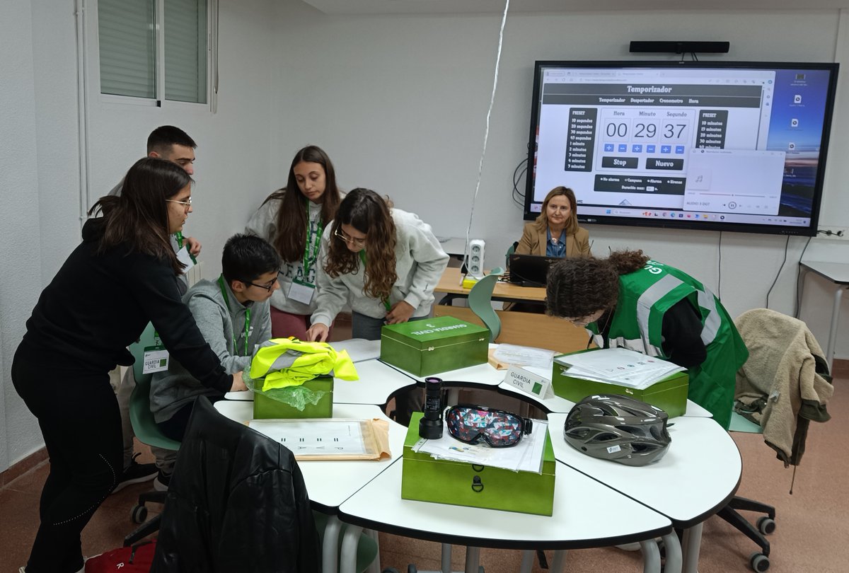 DGTes's tweet photo. #JPT #Murcia ha llevado el escape room "La Hora de Oro" a centros del #ProgramaSTARS: IES Los Albares de @aytocieza, IES Ginés Pérez Chirinos de @AytodeCaravaca e IES Europa de #Aguilas. El alumnado ha trabajado en equipo para solventar una emergencia de tráfico. #EducaciónVial https://t.co/fWZvt5UhE4