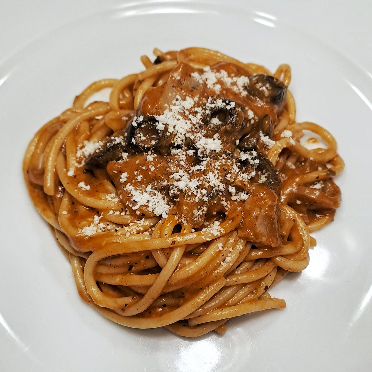 Today's lunch and dinner: Creamy mushroom pasta and spaghetti alla puttanesca!