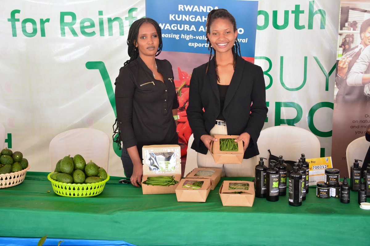 Remember to #BuyFromYouth

💪🏾Supporting #youth is supporting the future of our #agrifoodsystem.

Government, Private Sector, Research, Traders, Banks are called to support creating and strenghening  linkages between youth farmers and agripreneurs to market, information & finance.