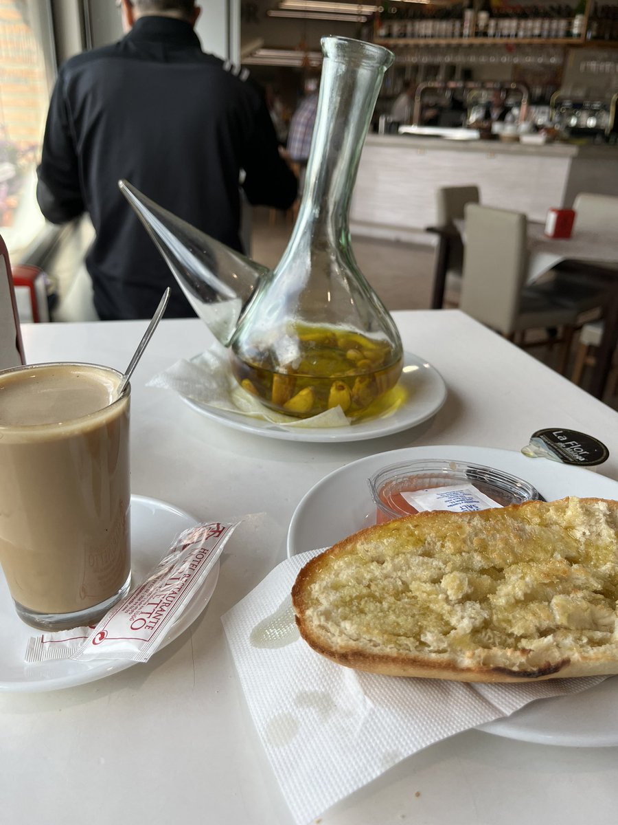 eldriverGRX's tweet photo. Buenos días a la buena gente, menos a los vampiros, a esos, una buena ración de aceitillo con ajo 😂 https://t.co/TkA1RwYz9J