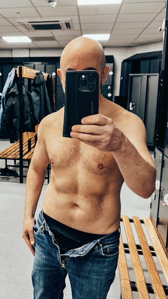 Sunday gym 🔥💥 Noticed about a month ago was getting a belly, wanted to drop 10lb in 6 weeks which was waaay too much, dropped around 5lb in 4 weeks mostly cardio plus more walks for the dog, pretty much happy with the result. And still had one or two cheeky.. 🍕💪