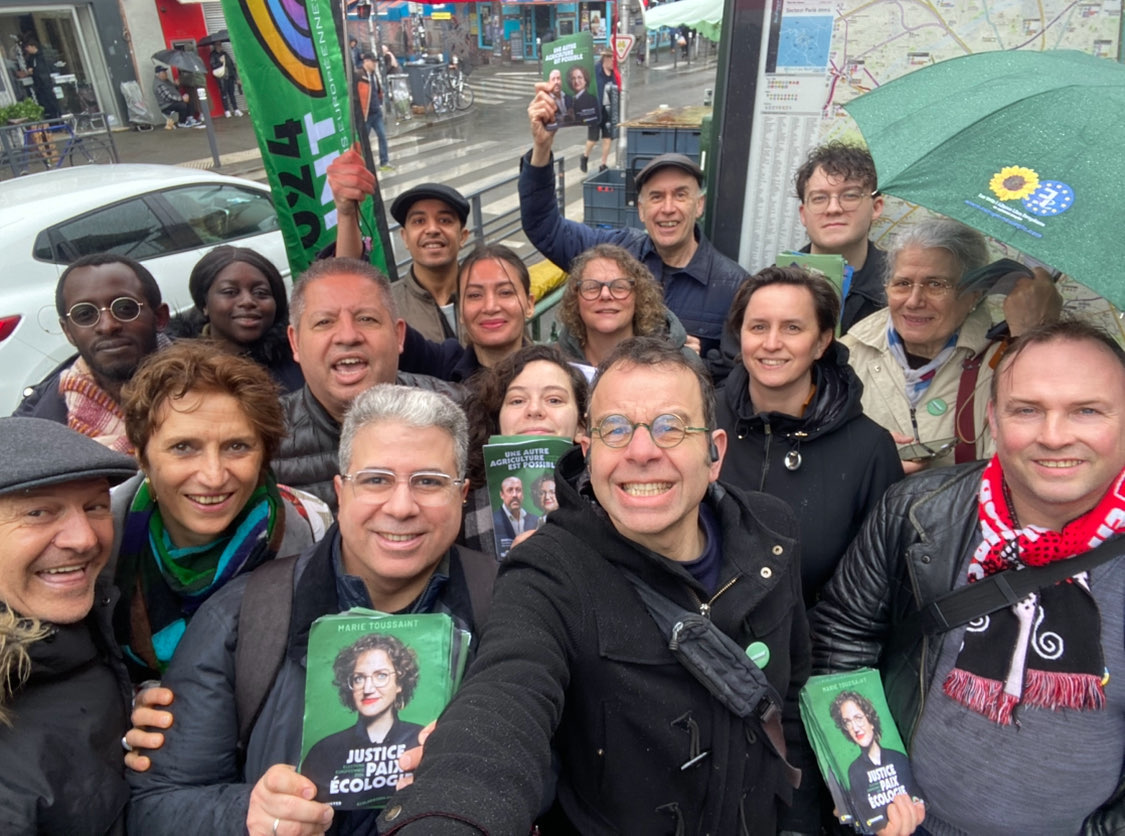 EELVmontreuil's tweet photo. Les écologistes de Seine-St-Denis ont bravé la pluie à Montreuil ce matin pour parler agriculture et alimentation pour l'Europe 🌻
En juin prochain, pour une alimentation de qualité pour tous et toutes, on vote @marietouss1 🇪🇺 https://t.co/qT5CuwRAiy