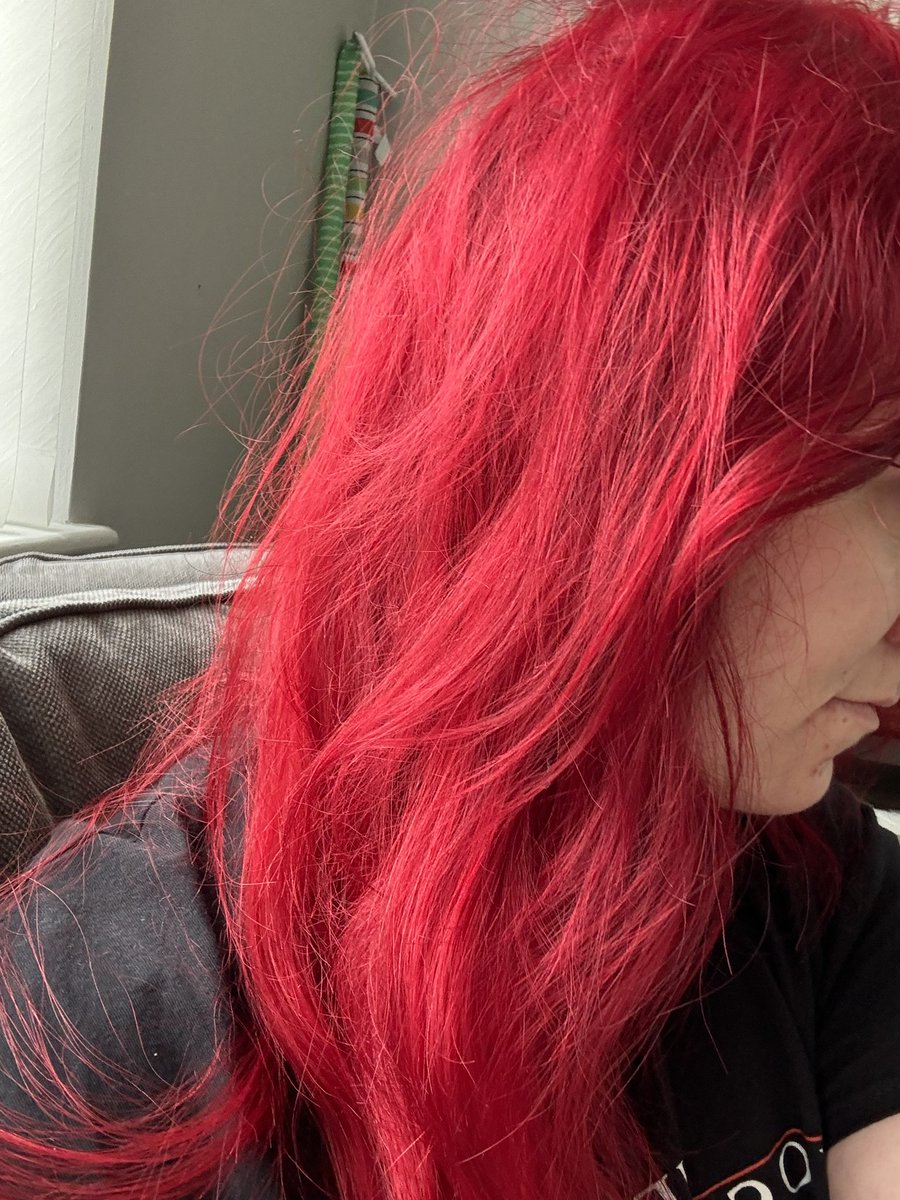 My hair still needs to be styled but just tried <a href="/BLEACHLONDON/">bleachlondon</a> no bleach vivid red and HOLYYYYYYY SHIII

Id dark roots and a dark banding around my extensions BUT LOOK AT THAT , no staining either and no transfer to my white pillow cases during sleep