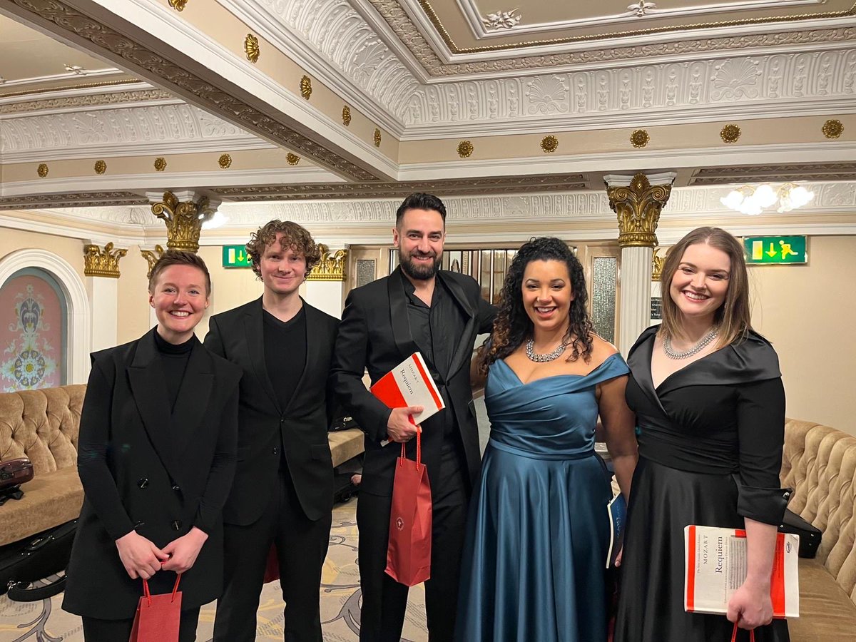 Lovely behind the scenes photos of our fabulous soloists with our conductor, Ellie Slorach. Jessica Cale, Felicity Buckland, Ruairi Bowen, Dan D’Souza. Together with @MancCamerata, what a team! @EllieSlorach @DanDSouza1 @jessicacalesop @Jamesblackmgt