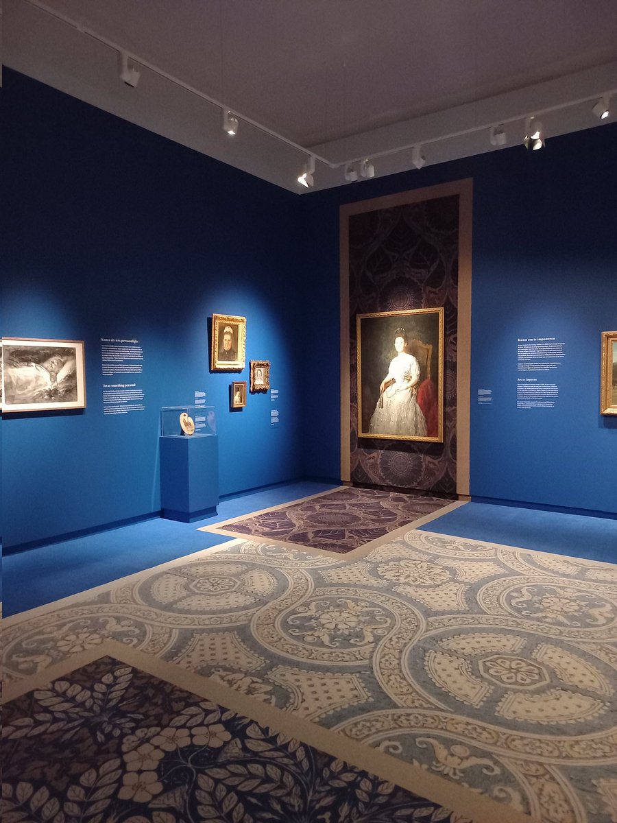 Mooi vormgegeven tentoonstelling 'Koninklijke Kunst - Wilhelmina en de Haagse School' in Museum Gouda. Een van de topstukken de 'Pulchri-kast' uit 1901 waaraan 116  kunstenaars van Haagse Kunstenaarsvereniging Pulchri Studio een bijdrage leverden.