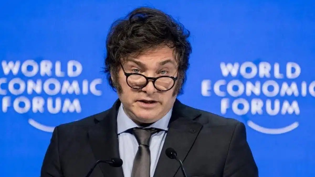 GeopolPt's tweet photo. MILEI APROVA QUASE MIL MILHÕES EM HORMONAS PARA TRANS-SEXUAIS

🇦🇷 Apesar das promessas eleitorais em reduzir os gastos públicos, o governo de Javier Milei na Argentina acaba de publicar a aprovação de uma compra de 827 milhões de pesos (quase mil milhões de dólares) em hormonas de modificação corporal para o programa de género e diversidade que fornece gratuitamente medicamentos de inibição e indução pubertária a crianças, adolescentes e adultos trans.

Com a assinatura de Nicolás Posse e Mario Antonio Russo, o governo autorizou hoje a compra de 105.000 contentores de hormonas solicitados pela Direção de Género e Diversidade no âmbito da Lei 26.743.

Trata-se do Concurso Público 80-0025-LPU23, que estava suspenso desde junho de 2023 e foi reativado a partir de janeiro de 2024.

Ambos os medicamentos são utilizados em pessoas que pretendem feminizar o seu corpo; o estradiol é uma hormona feminina e a espirolactona é um bloqueador das hormonas masculinas.

Milei dá assim continuidade às pautas do governo de Alberto Fernández, que iniciou um guia sobre «Inibição e indução pubertária», que detalhava a abordagem sugerida pelo Ministério da Saúde nestes casos.

A aprovação se dá no meio de um corte brusco nas despesas públicas, que complicou o governo por causa do atraso na compra de alimentos para as cantinas sociais e com a tentativa do aumento dos salários dos mais altos cargos da administração Milei, que causou escândalo teve que ser revertida.