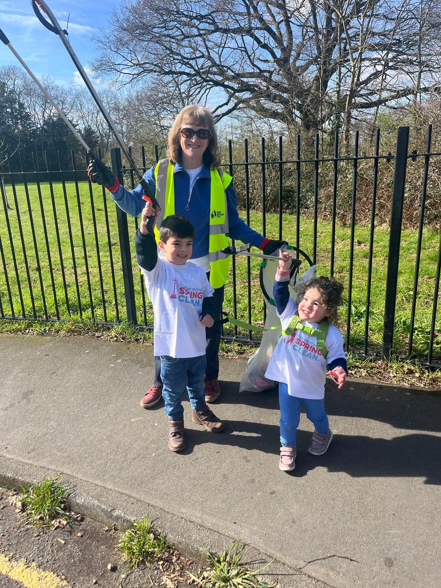 40+ bags in Friday with team from <a href="/Surreyheath/">Surrey Heath Borough Council</a> and then a couple more bags here <a href="/weybridge/">cyndi Pate Schroeder</a> with my two little helpers. Please get out there and join #GBSpringClean. We want to collect 500k bags to send a message <a href="/KeepBritainTidy/">Keep Britain Tidy</a>