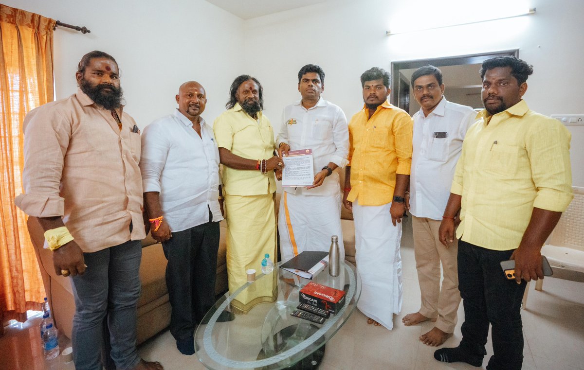 annamalai_k's tweet photo. தமிழர் தேசம் கட்சியின் நிறுவனத் தலைவர் அண்ணன் திரு @KKSelvakumaroff அவர்கள், வரும் பாராளுமன்றத் தேர்தலில், மாண்புமிகு பாரதப் பிரதமர் திரு @narendramodi அவர்களின் நல்லாட்சி தொடர, தனது முழு ஆதரவையும் தெரிவித்துள்ளார். அவருக்கு, @BJP4Tamilnadu சார்பாக மனமார்ந்த நன்றிகளைத் தெரிவித்துக் கொள்கிறேன். 

மேலும், தமிழகத்திலும் நேர்மையான, ஊழலற்ற அரசியல் மாற்றம் உருவாக, வரும் 2026 சட்டமன்றத் தேர்தலிலும் ஒருங்கிணைந்து செயல்பட அண்ணன் திரு @KKSelvakumaroff அவர்கள் உறுதி மேற்கொண்டுள்ளார்கள். தமிழர் தேசம் கட்சியின் நியாயமான கோரிக்கைகள் அனைத்தும், நிறைவேற, @BJP4Tamilnadu என்றும் உறுதுணையாக இருக்கும்.