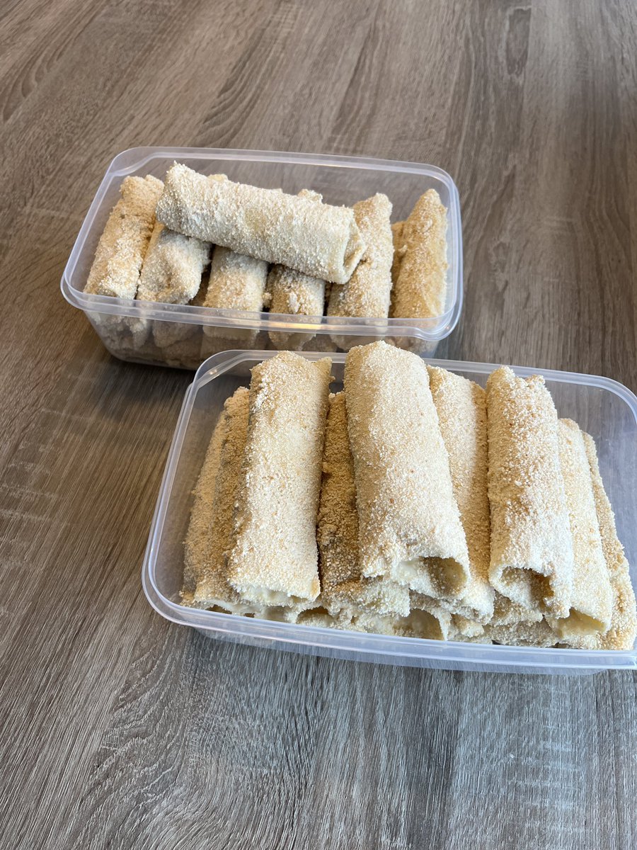 friuya's tweet photo. Risol sayur🤗 Setelah menemukan tips kulitnya gausah bikin sendiri tp pake kulit jadi terus di cemplung ke adonan, rasanya bahagia. Bikin risol effort bgt abisan, tp suami dan kel. disini demen bgt😂 taraaaa jadilah 39stuks risolsszz.🫶🏽🫶🏽 thanks davy udah bantuin😆 https://t.co/7XgKEi77i2