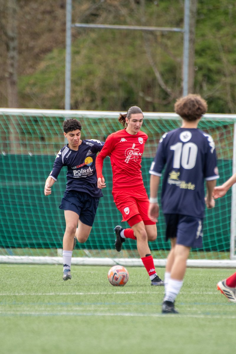 racing_besancon's tweet photo. 𝐅𝐈𝐍 𝐃𝐔 𝐌𝐀𝐓𝐂𝐇
Plus en difficulté dans le second acte, nos racingmen seront restés solides défensivement jusqu’à la dernière seconde de la rencontre où Belfort a fini par égaliser (1-1) 😩
#RBASMB 🔴🔵 https://t.co/7ZzJiWOY2A