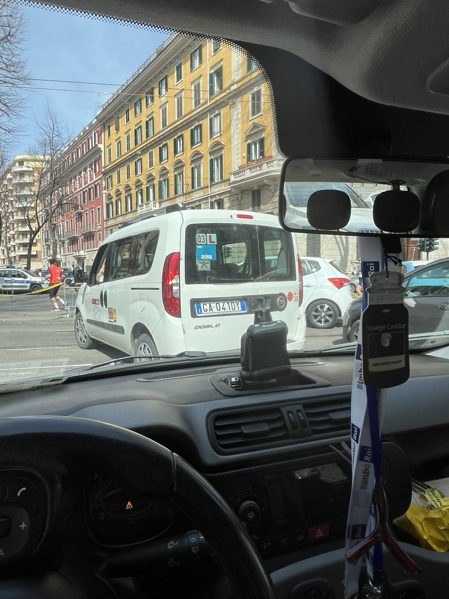 Vigili che ti sbattono a destra e manca senza sapere l’uno cosa dice l’altro e grazie ad una maratona non si può andare a lavorare. #roma