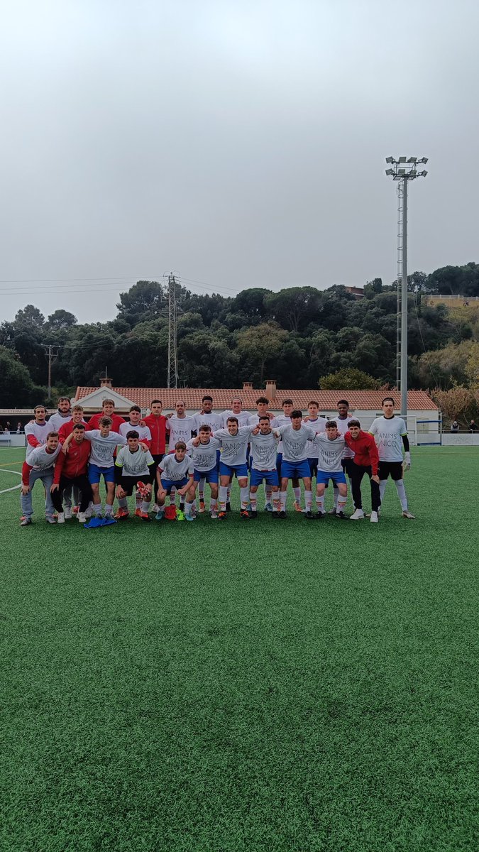atcsantpol's tweet photo. La plantilla de l'@atcsantpol surt al camp amb una samarreta d'ànims a Nico Aranda,jugador del 1er equip lesionat de l'húmer.
Et desitgem una recuperació ràpida #somfamilia
@ajsantpol @FCF_CAT @CampusCarreras @sauledatextiles https://t.co/Y7JmBIlMv9