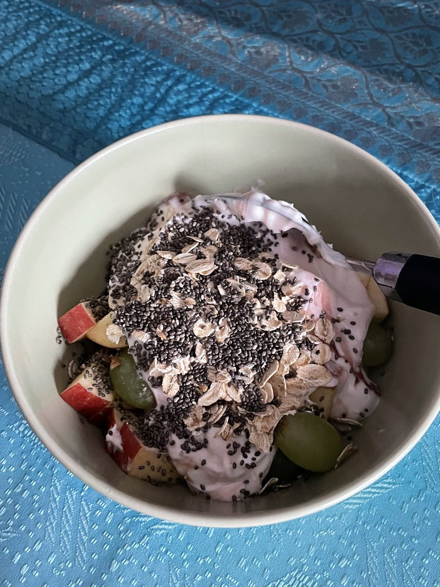berryexic's tweet photo. put it together with a lil bit of oats and chia seeds! we’re traveling today so i need more energy n stuff https://t.co/DtPCCeWzJd