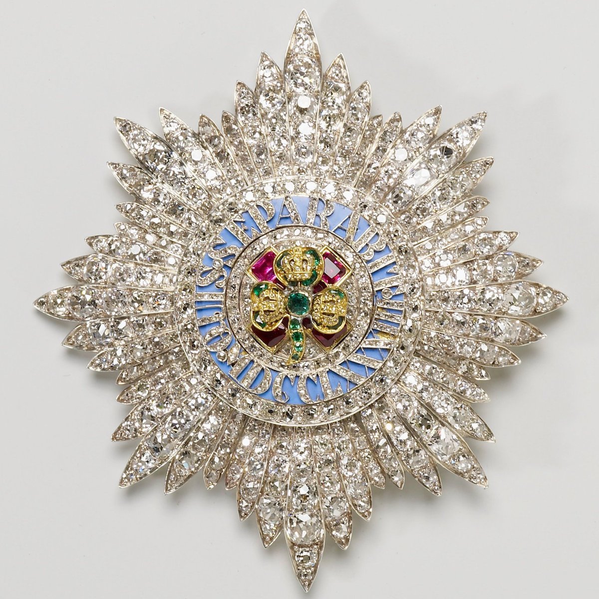 Happy #StPatricksDay. This Star of the Order of St Patrick features an emerald shamrock & ruby cross of St Patrick. It was made for Queen Victoria in 1838. Because it was to be worn by a queen rather than a knight, it is smaller than the usual stars created for the Order.