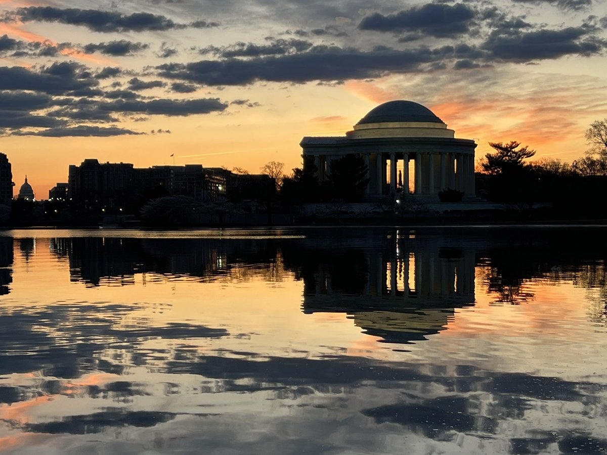 maryjeanschmitt's tweet photo. It’s perfect #sunrise at the Tidal Basin #cherryblossom #freeinDC https://t.co/1PqDER5e5f