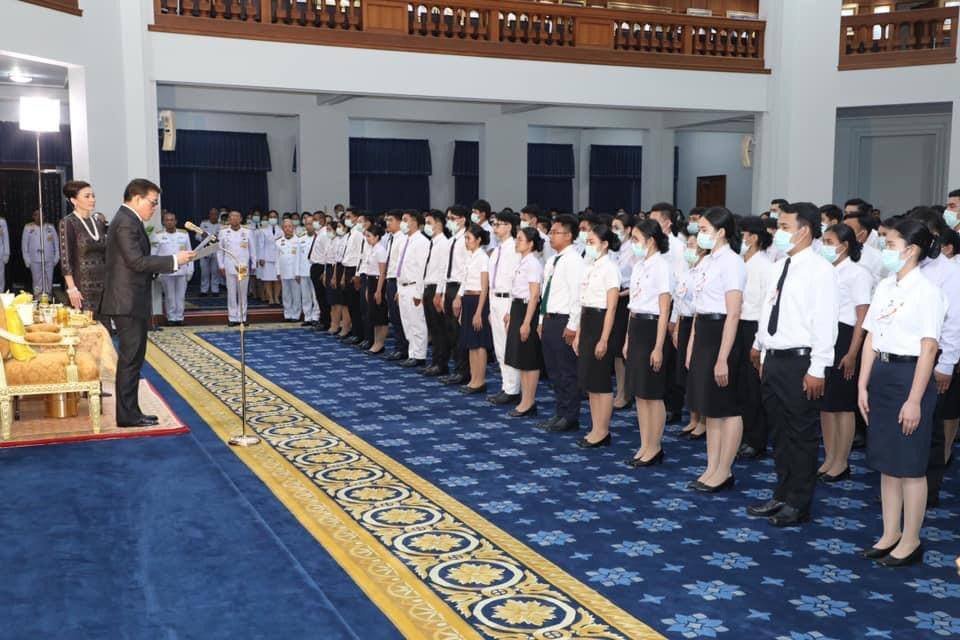poonphitak's tweet photo. พระบาทสมเด็จพระเจ้าอยู่หัวพระราชทานพระบรมราโชวาท ความตอนหนึ่งว่า "ขอให้นักเรียนทุนทุกคนตั้งใจพยายาม ที่จะศึกษาเล่าเรียนและพัฒนาตนเองต่อไป ให้เป็นผู้มีความรู้ดี มีความสามารถสูง มีทัศนคติที่ถูกต้องดีงาม และมีใจยึดมั่นในคุณธรรมความสุจริต ส่วนนักเรียนทุนที่สำเร็จการศึกษาแล้ว https://t.co/W5OY5s44pR