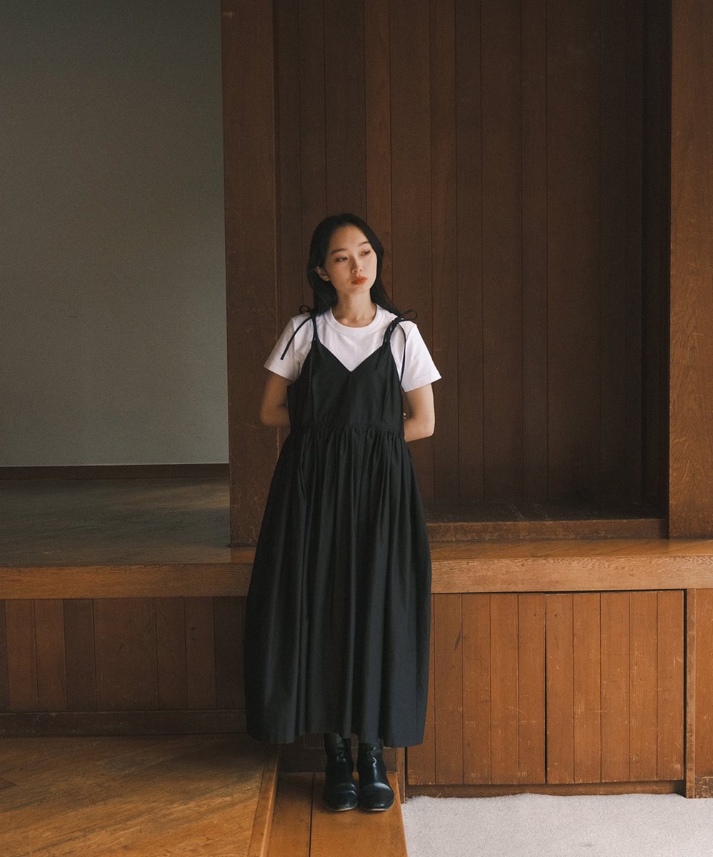 foufou ギャザーキャミソールワンピース 大人のためのキャミソールワンピース。 ブラックドレスを作り続けるTHE