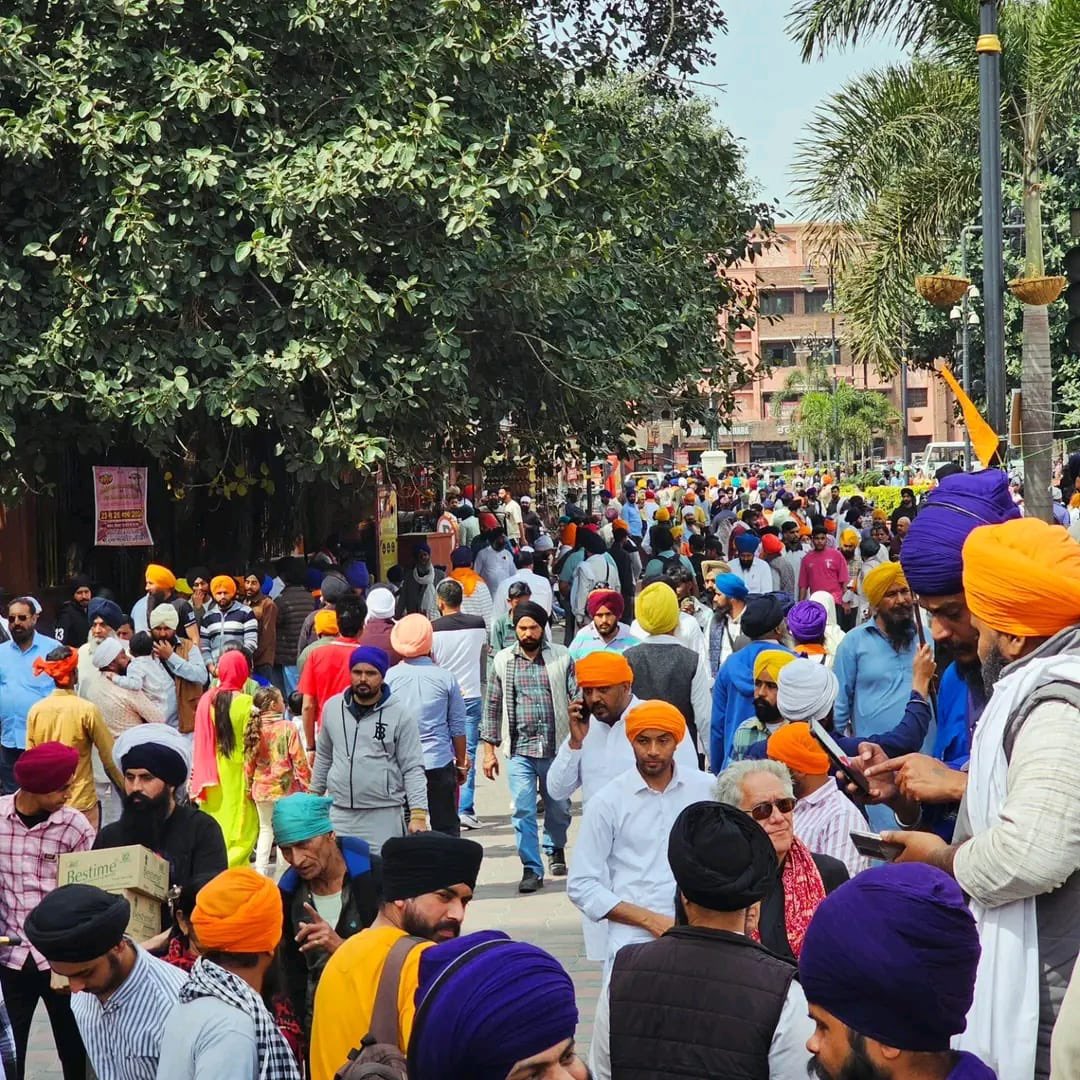 ਪੰਜਾਬ ਉੱਤੇ ਕਬਜ਼ਾ ਕਰਨ ਤੋਂ ਬਾਅਦ ਕਿਸੇ ਅੰਗਰੇਜ਼ ਨੂੰ ਇੱਕ ਨਿਹੰਗ ਸਿੰਘ ਟੱਕਰਿਆ ਤਾਂ ਉਹ ਉਸਨੂੰ ਸ਼ਸਤਰ ਪਹਿਨੀ ਦੇਖ ਕੇ ਹੈਰਾਨ ਸੀ ਕਿ ਇਹ ਕਿਸਦੀ ਫੌਜ ਦਾ ਸਿਪਾਹੀ ਹੈ, ਰਾਜ ਤਾਂ ਸਾਡਾ ਹੈ ਅੰਗਰੇਜ਼ ਨੇ ਸਿੰਘ ਨੂੰ ਪੁੱਛਿਆ ਕਿ ਤੇਰਾ ਮਾਲਕ ਕੌਣ ਹੈ, ਸਿੰਘ ਨੇ ਹੱਥ ਵਿੱਚ ਫੜਿਆ ਨੇਜਾ ਉੱਤੇ ਨੂੰ ਕੀਤਾ 1/2

#WeStandWithAmritpalSingh