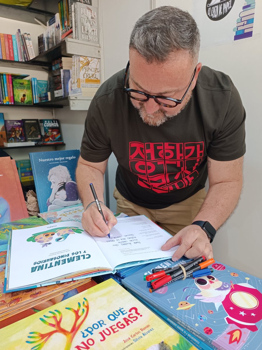 Ahora mismo, José Carlos Román firma sus libros en nuestra caseta.