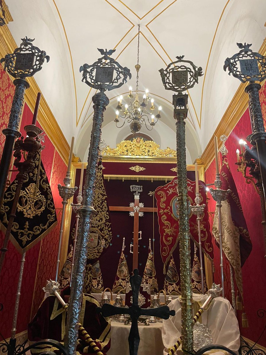 ✝️ La Juventud de la Cena preparó en la noche de este sábado el altar de insignias de nuestra cofradía, que permanecerá en la Capilla del Baptisterio hasta el próximo Domingo de Ramos.