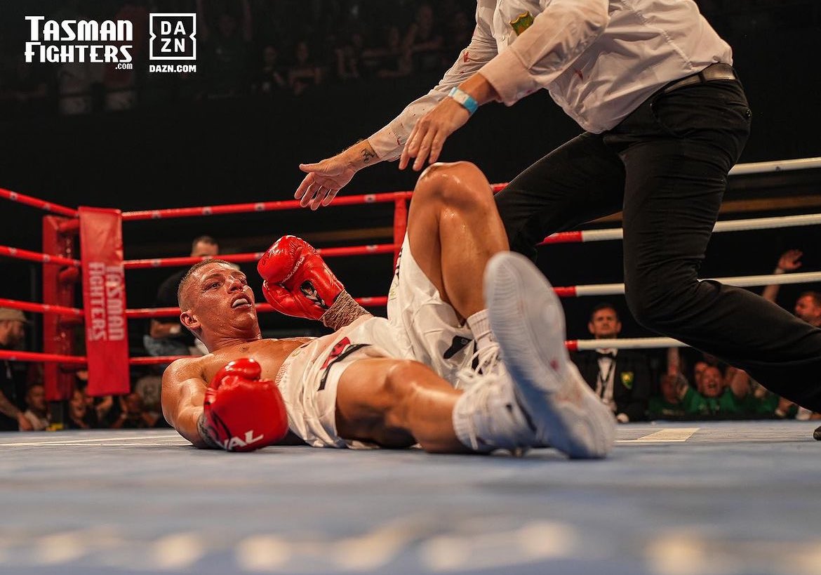 The Fighting Irish! Conor Wallace gets it done in an absolute barnburner! He stopped a game Jack Gipp in a domestic fight of the year contender. Catch the replay on @DAZNBoxing !