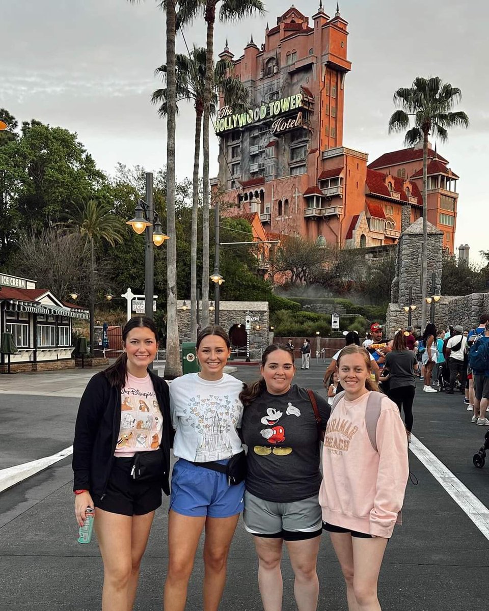 _emily839_'s tweet photo. The best time with the best friends at the mouse house!!! 🧞‍♂️���🐭❤️ https://t.co/h9OaDMjri0
