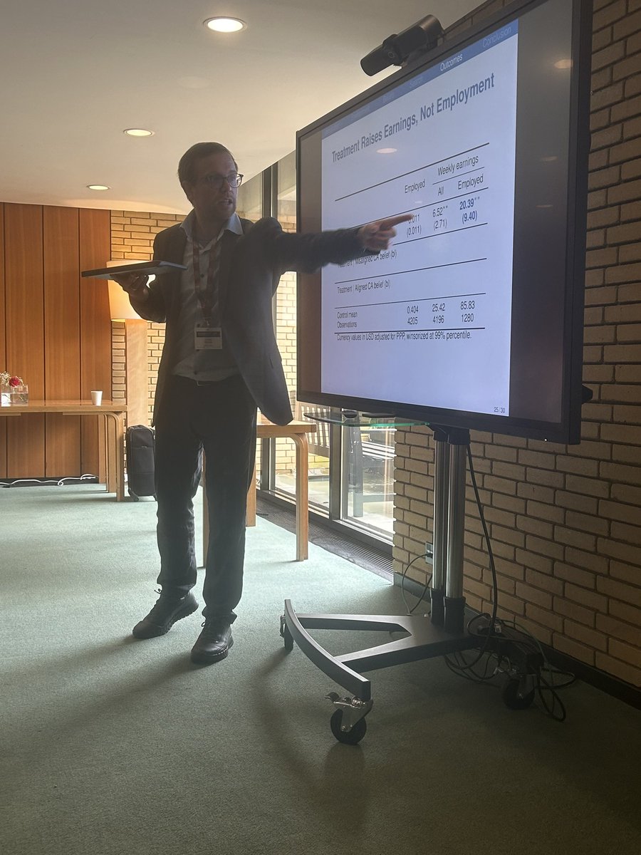 Great to be back at #OxCSAE2024 <a href="/Oxford_CSAE/">CSAE</a>! Kicking off Behavioural Labour Economics session, <a href="/LukasHenselEcon/">Lukas Hensel 🇺🇦</a> shows that an intervention giving jobseekers information about the jobs in which they have a comparative skills advantage improves job-search targeting and earnings.