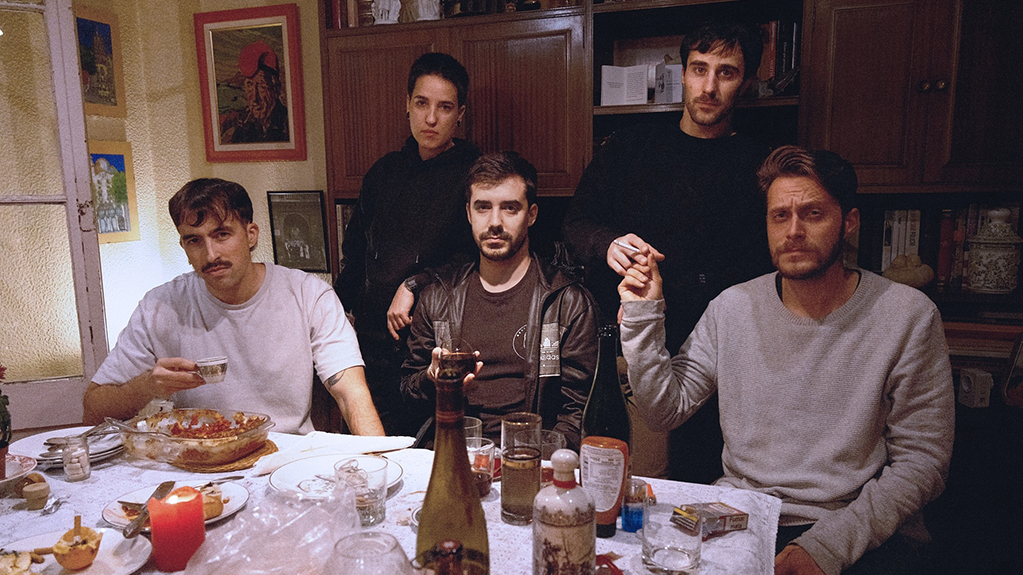 'A pesar del cambio de idioma, no hay duda de que siguen sonando a ellos mismos'. Reseña de 'Beber Y Doler', el nuevo EP de @gyozaisnotfood y entrevista bonus track con Adrià Marva. rockzonemag.com/gyoza-beber-y-…