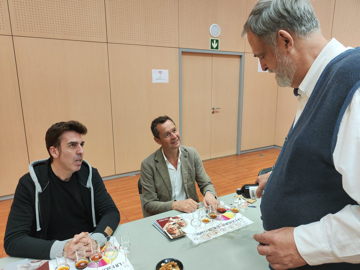 FiraSabadell's tweet photo. La 2a jornada de la fira #Vadevermut rep la visita del tinent d'alcaldessa de Promoció Econòmica Lluís Matas, que participa en l'activitat "Tots els secrets del vermut”, a càrrec del sommelier i especialista Josep Querol.
⚠️Fira avui oberta fins les 20 h
https://t.co/Mi0Ba1vsG4 https://t.co/Pd7dtiJvlg
