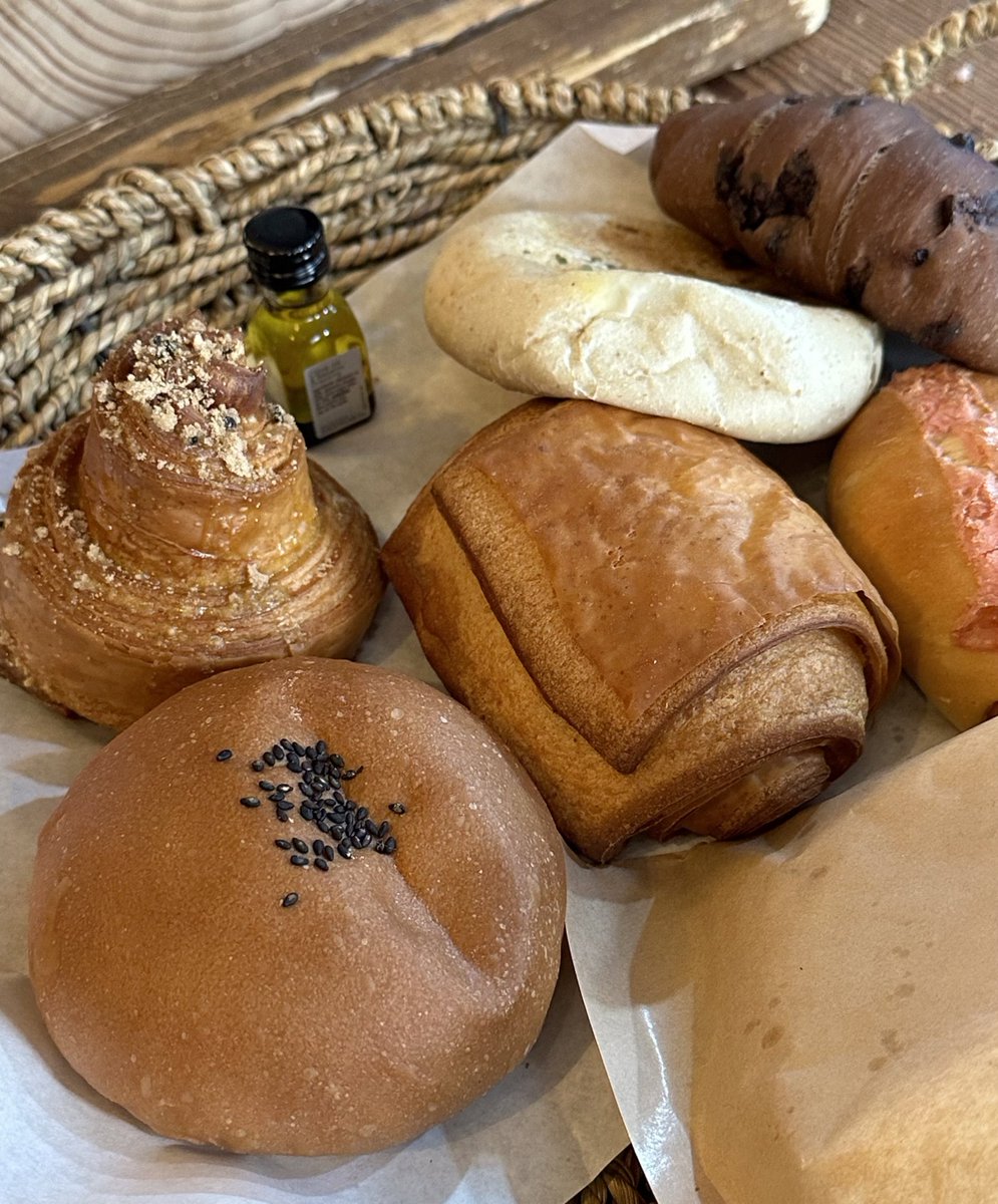 _DAILY_KIM's tweet photo. 🍞목월빵집
패스츄리,롤빵을 먹을땐 평범하다싶었는데, 다음날 >>흑밀 덩어리빵<< 먹고 재방문을 결심하다🥰 감자크림치즈빵도 누구나 좋아할맛이었고, 흑밀덩어리빵이 시큼구수하고 겉은바삭 속은쫄깃하고 술술 들어감!! 발효빵을 꼬옥먹으면되,, 다음엔 시간잘맞춰가서 하드계열빵을 많이사와야지!! https://t.co/sgUnUa4hJE