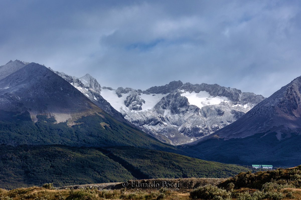 eduardopocai's tweet photo. La nieve volvió a hacerse presente en la cordillera, el glaciar Martial dándole la bienvenida al incipiente otoño, las lengas aún muestran su verdor veraniego, pero yendo al lugar vemos mucho de otoño ya. #UshuaiaFantástica https://t.co/pzmobsBj6s