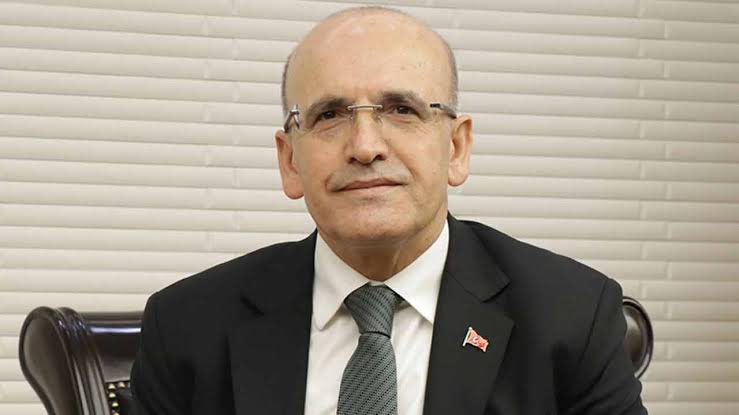 Mehmet Şimşek'in asla başarılı bir Maliye Bakanı olduğunu düşünmüyorum. Ne yaptı ki? Faizleri rekor seviyeye çıkarttı. Benzini, motorini 2 katına çıkarttı. Vergilere, harçlara rekor zam getirdi. Neredeyse nefes almaya bile vergi getirdi! Bunları yapmak için ekonomist olmaya gerek